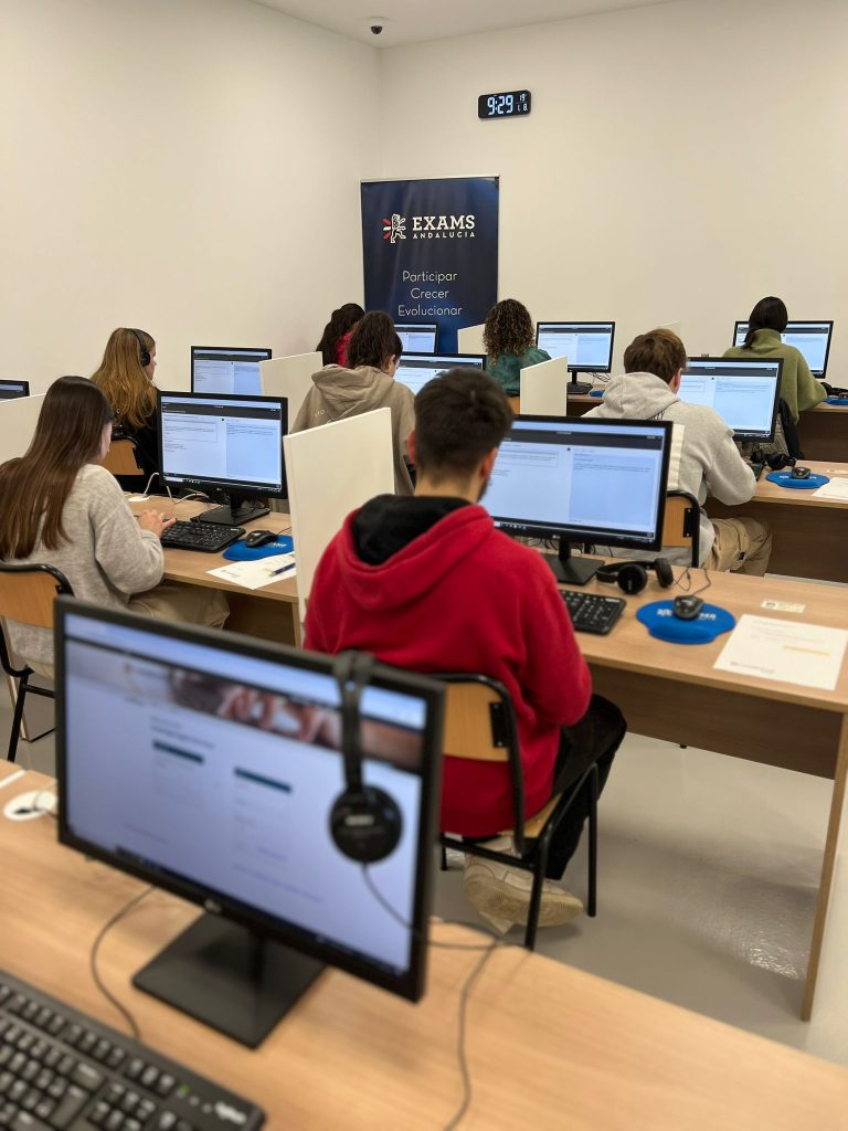 "Sala de exámenes en Exams Andalucía, donde estudiantes acreditan su nivel de inglés con Linguaskill."