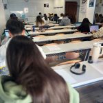 Cartel informativo sobre los exámenes extraordinarios de Cambridge en Granada para opositores de Policía Nacional.