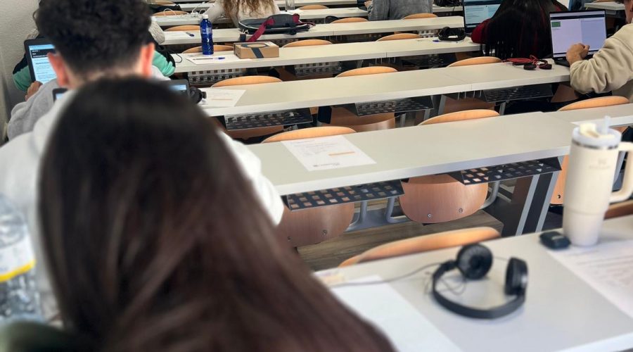 Cartel informativo sobre los exámenes extraordinarios de Cambridge en Granada para opositores de Policía Nacional.